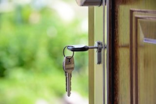 Une clé sur une porte de maison (image d'illustration)